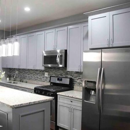 Upscale Apartment Westside Of Чикаго Екстериор снимка