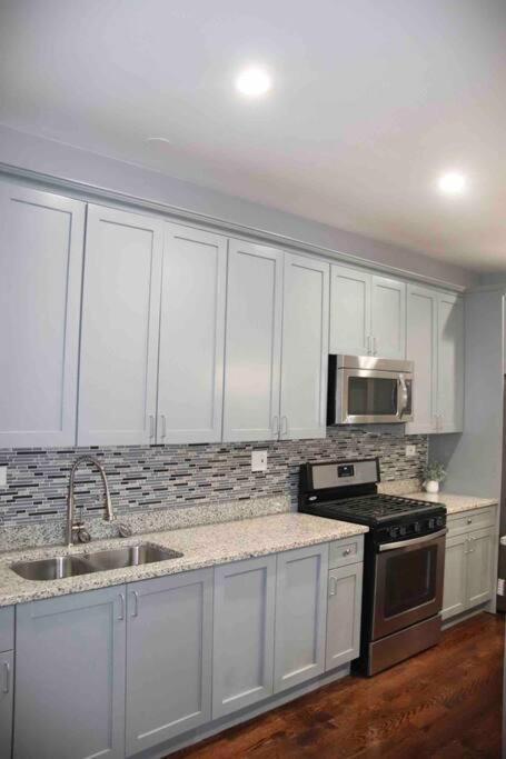 Upscale Apartment Westside Of Чикаго Екстериор снимка