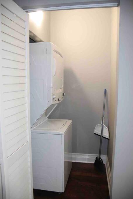 Upscale Apartment Westside Of Чикаго Екстериор снимка